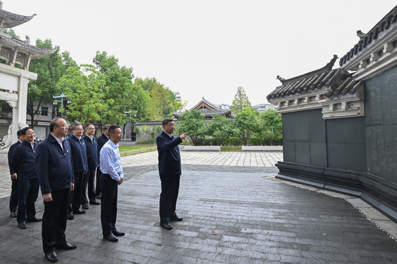 10月17日至18日,中共中央总书记、国家主席、中央军委主席习近平在安徽考察。这是17日下午,习近平在安庆桐城市六尺巷考察。