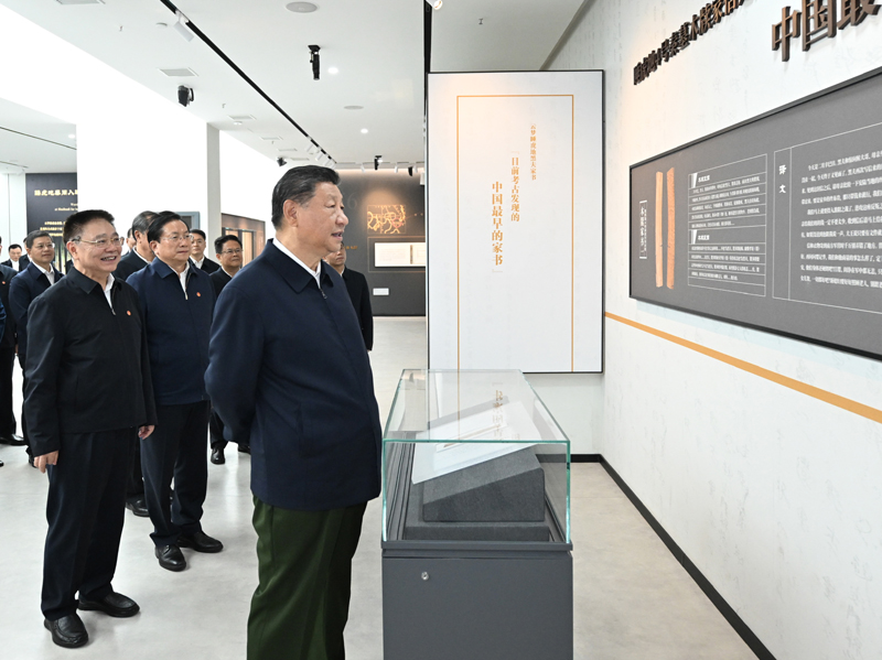 11月4日至6日,中共中央总书记、国家主席、中央军委主席习近平在湖北考察。这是4日下午,习近平在孝感市云梦县博物馆参观出土秦汉简牍展。