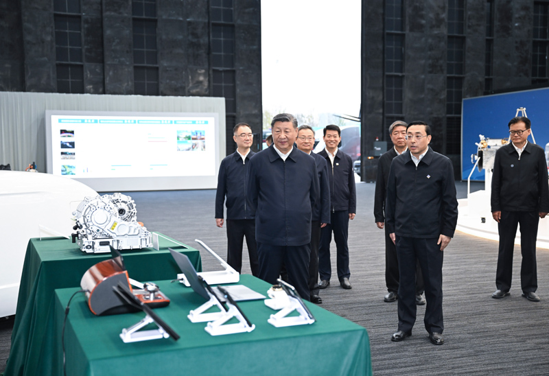 10月17日至18日,中共中央总书记、国家主席、中央军委主席习近平在安徽考察。这是17日下午,习近平在合肥滨湖科学城察看安徽省重大科技创新成果集中展示。