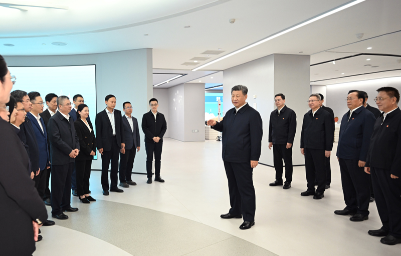 11月4日至6日,中共中央总书记、国家主席、中央军委主席习近平在湖北考察。这是5日下午,习近平在武汉产业创新发展研究院考察时,同科研人员和企业负责人亲切交流。