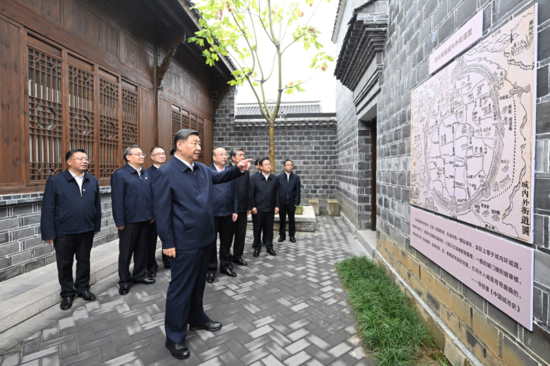 10月17日至18日,中共中央总书记、国家主席、中央军委主席习近平在安徽考察。这是17日下午,习近平在安庆桐城市六尺巷考察。