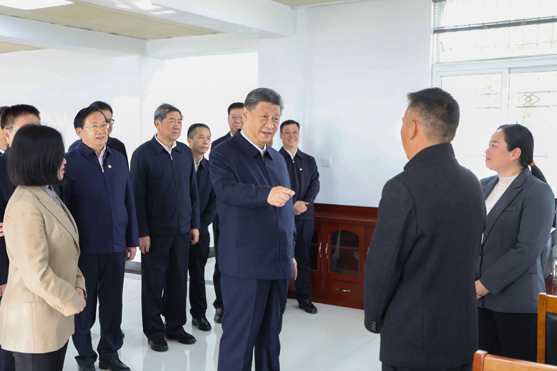 11月4日至6日,中共中央总书记、国家主席、中央军委主席习近平在湖北考察。这是5日上午,习近平在咸宁市嘉鱼县潘家湾镇四邑村党群服务中心考察。